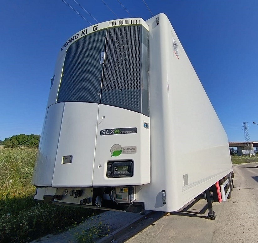 SEMIRREMOLQUE FRIGORIFICO FRC CON 2 EJES, EQUIPO DE FRIO THERMO KING SLXe, CARROCERIA SOR IBERICA, MMA 30.000 KG, CARGA UTIL 21.765 KG, SUSPENSION NEUMATICA, EQUIPADO CON EBS, INST. ELEC. BLINDADA, SISTEMA DIRECCIONAL, PROTECCION LATERAL, DEPOSITO AUXILIAR PARA EQUIPO DE FRIO. PLATAFORMA ELEVADORA DE 2.000 KG.